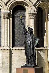 Frankreich. Paris (75) (3. Bezirk). Im Museum of Arts and Crafts  Rue Rér © Aumur  eine kleine Reproduktion der Freiheitsstatue (von Bartholdi) auf dem Vorplatz am Eingang zum Museum