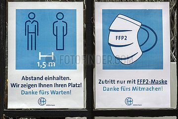 Abstand einhalten  Zutritt nur mit FFP2-Maske  zwei Schilder an einer Münchener Gaststätte  München  29.01.2022