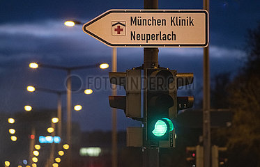 Symbolfoto Krankenhausampel  steht auf Grün  München-Neuperlach  29. Januar 2022