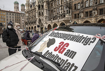 Plakat gegen 3G am Arbeitsplatz  Querdenker-Kundgebung auf dem Marienplatz  München 29. Januar 2022