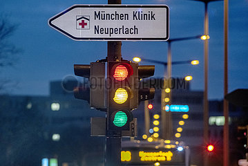 Krankenhausampel  zeigt für eine Zehntelsekunde tatsächlich alle drei Ampelphasen gleichzeitig  München-Neuperlach  29. Januar 2022