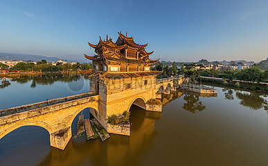 China. Yunnan-Provinz. Im Süden der Provinz Yunnan  der Prächigen Stadt Jianshui  mit dem Brükchen Shuanglong-Brücke (Brücke mit Siebzehn Bögen)