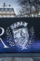 Frankreich. Paris. Republic Square  2016-01-10: Tag erinnert und Hommage an die Erinnerung an Opfer von Terroranschlägen in Paris im Januar 2015. Das Emblem und Motto von Paris