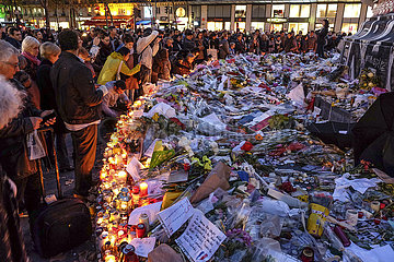 Frankreich. Paris. 2015-11-18: Republic Square. Pariser hommieren den Opfern der Terroranschläge vom 13. November 2015