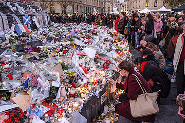 Frankreich. Paris. 2015-11-18: Republic Square. Pariser hommieren den Opfern der Terroranschläge vom 13. November 2015