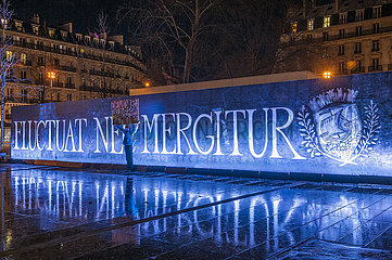 Frankreich. Paris. Republic Square  2016-01-10: Tag erinnert und Hommage an die Erinnerung an Opfer von Terroranschlägen in Paris im Januar 2015. Das Emblem und Motto von Paris