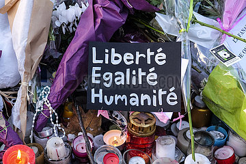 Frankreich. Paris (75) 2015-11-18: Republic Square. Pariser hommieren den Opfern der Terroranschläge vom 13. November 2015