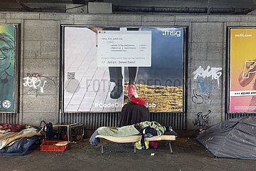 Obdachlose am Bahnhof Zoo