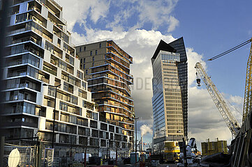 FRANCE. PARIS (75) 13TH DISTRICT. LA ZAC MASSENA-BRUNESEAU. IN THE MIDDLE  THE HOME TOWER  SOCIAL HOUSING   BUILT BY BOUYGUES GROUP. AT RIGHT  THE DUO OFFICES TOWERS  JEAN NOUVEL ARCHITECT  THEY WILL SHELTER NATIXIS BANK OFFICES AND A LUXURY HOTEL MGALLERY (SOFITEL) DESIGN BY PHILIPPE STARCK