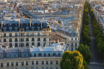 Frankreich  Paris  75016 (16. Arrondissement). Paris 16. Arrondissement mit seinen Haussmannianischen Gebäuden  Pariser Dächern und von Bäumen gesäumter Avenue Victor Hugo