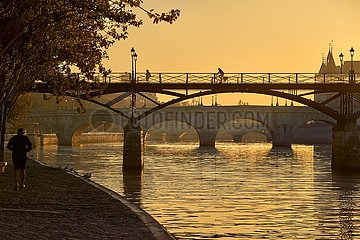 Frankreich  Paris (01) (1. Arrondissement). Sonnenaufgang über die Pont des Arts  Pont Neuf und die Seine River Banks. Ile de la cite
