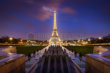 Frankreich  Paris  75007 (7. Arrondissement)  Trocadeãö. Der Eiffelturm beleuchtet nachts mit leichten Strahlen
