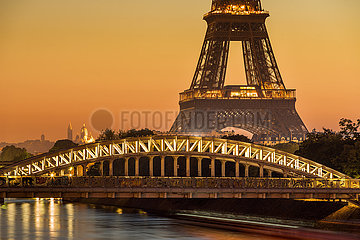 Frankreich  Paris  75016 (16. Arrondissement)  Ile-Aux-Cygnes. Sonnenaufgang am Eiffelturm  der Rouelle Bridge sowie des Seine River und Ile Aux Cygnes. Blick in der Entfernung der Basilika des heiligen Herzens