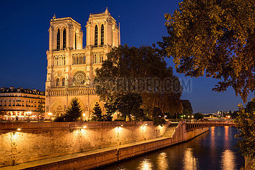 Frankreich  Paris (75) (4. Arrondissement)  Ile de la Cité. Notre Dame de Paris Kathedrale in der Abenddämmerung im Sommer mit den Seine River Banks (UNESCO -Weltkulturerbe) beleuchtet