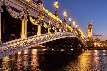 Frankreich  Paris (75) (8. Arrondissement). Pont Alexandre III Bridge und Seine River bei Sonnenuntergang
