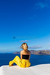 Griechenland  Kykladen-Archipel  Santorini-Insel. Das Dorf Oia Klammert und eine Die Klippen-An-Sicht  UM-Touristen aus der Ganzen Insel für den Blick auf Die Unterwasser-Caldera (Krater)