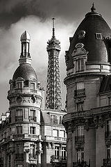Frankreich  Paris  75016 (16. Arrondissement). Der Eiffelturm  der von zwei Hausmann -Gebäuden mit geplantem Kupferdächer (schwarz und weiß) umrahmt ist