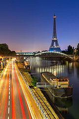 Frankreich  Paris  75016 (16. Arrondissement)  Voie Georges-Ponpidou. Der Eiffelturm  die Rouelle Bridge und die Voie Georges Pompidou mit Auto -Lichtpfaden im Morgengrauen