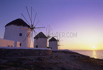 Griechenland  Die Kykladen  Griechische Insel in der Ägäis  Insel Mykonos  Dorf Chora  Windmühlen