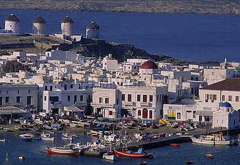 Griechenland  Die Kykladen  Griechische Insel in der Ägäis  Insel Mykonos  Dorf Chora  der Hafen und die Windmühlen