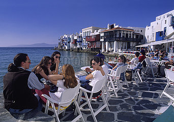 Griechenland  Die Kykladen  Griechische Insel in der Ägäis  Insel Mykonos  Dorf Chora  Bar des Distrikts Little Venedig
