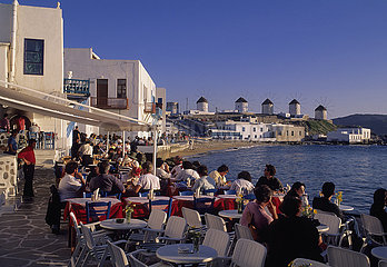 Griechenland  Die Kykladen  Griechische Insel in der Ägäis  Insel Mykonos  Dorf Chora  Restaurant des Little Venedig Bezirks