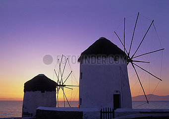 Griechenland  Die Kykladen  Griechische Insel in der Ägäis  Insel Mykonos  Dorf Chora  Windmühlen