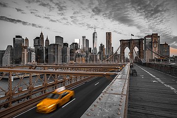 Vereinigte Staaten. New York  Manhattan. Taxi auf der Brooklyn Bridge