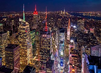 Vereinigte Staaten. New York  Manhattan. Nacht-Luftaufnahme auf Wolkenkratzer