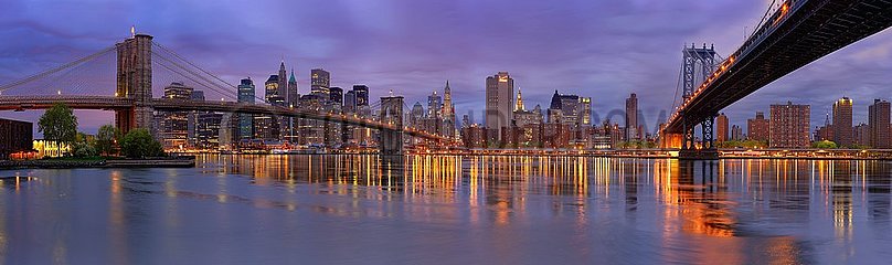 Vereinigte Staaten. New York  Panorama von Manhattan. Von Links nach rechts: Brooklyn und Manhattan Brücken