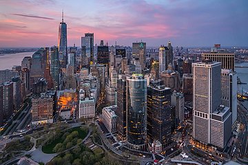 Vereinigte Staaten. New York. Manhattan. Luftnachtansicht der Wolkenkratzer.