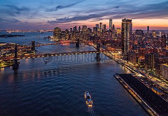 Vereinigte Staaten. New York  Luftbild von Manhattan. East River in der Nacht