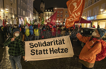Gegendemonstration gegen Querdenker  Motto Solidarität statt Hetze  auch Solidarität mit den Pflegekräften  Rosenheim  Montagabend  31. Januar 2022
