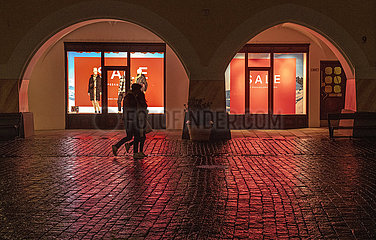Sale  Schaufenster bei Peek & Cloppenburg  abends  Regenwetter  Rosenheim  31. Januar 2022