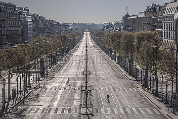 Frankreich - Paris (75): Dritte Woche der Haft aufgrund der Epidemie von Coronavirus. Hier  die Avenue des Champs Elysées  von der Stelle de l'etoile aus gesehen. Im Hintergrund der Ort de la Concorde  der Tuileries -Garten und der Louvre.