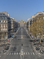 Frankreich - Ile de France - Paris (75): Dritte Woche der Haft aufgrund der Epidemie von Coronavirus. Hier ist die Avenue de l'opé ra vom Ort du Palais Royal gesehen. Im Hintergrund die Oper garnier.