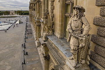 FRANKREICH. Paris (75) Louvre Museum (Luftansicht). Die Statue von Vauban Sebastien Le Prestre  Marquis de Vauban  allgemein nur unter dem Namen Vauban bekannt  ist ein französischer Ingenieur  Militärarchitekt  Stadtplaner  Hydraulikingenieur und Essayist. Er wurde von König Louis XIV Marschall von Frankreich ernannt