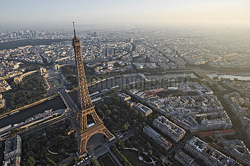 Frankreich. Paris (75) Luftansicht des Eiffelturms bei Sonnenaufgang