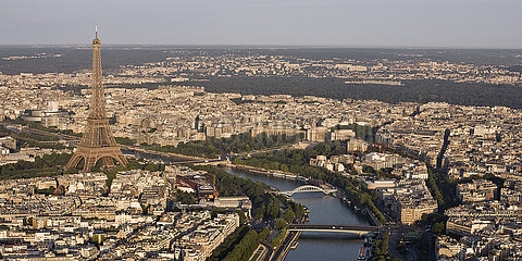 FRANKREICH. Paris (75) Allgemeine Aussicht von Place de la Concorde von links nach rechts Der Eiffelturm  das Quai Branly Museum of Early Arts  die Trocadero und die Alma Bridge. Im Hintergrund die Bois de Boulogne (Höhe von 280 Metern)