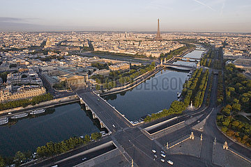 FRANKREICH. Paris (75) Allgemeine Ansicht von Place de la Concorde mit von links nach rechts  der Nationalversammlung  dem Außenministerium  dem Eiffelturm und der Alexandre III -Brücke (Höhe von 140 Metern)