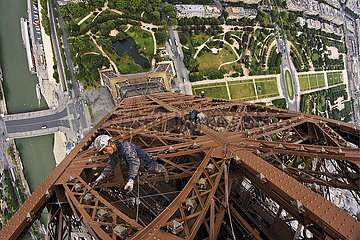 Frankreich. Paris (75) Anlässlich seines 120 -jährigen Jubiläums (2010) ist der Eiffelturm wunderschön! Make -up eines internationalen Teams: 26 Maler Kletterer