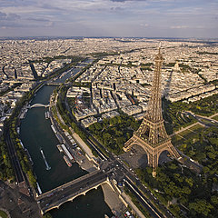 FRANKREICH. Paris (75) 7. Arr. Luftaufsicht des Eiffelturms und des Champ De Mars mit  von links nach rechts  Gateway Debilly das Quai Branly Museum of Arts First  . Im Vordergrund die Brücke von Jena (Höhe von 330 Metern)
