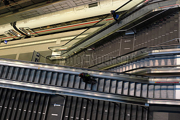 Deutschland  Berlin - Blick auf Rolltreppe in die untere Ebene im Berlin Hauptbahnhof (tief)