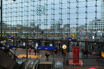 Deutschland  Berlin - Blick aus Berlin Hauptbahnhof auf den Europaplatz