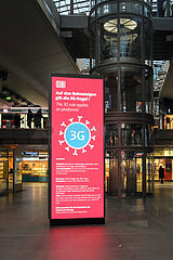 Deutschland  Berlin - Hinweis auf 3-G-Regel auf den Bahnsteigen (Coronavirus) im Berlin Hauptbahnhof