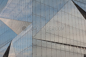 Berlin  Deutschland  Glasfassade des 3XN Cube Berlin Gebaeudes am Washingtonplatz neben dem Hauptbahnhof