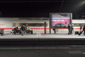 Deutschland  Berlin - ICE verlaesst Berlin Hauptbahnhof