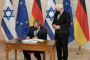 Berlin  Deutschland - Mickey Levy  der Praesident der Knesset traegt sich in das Goldene Buch in Schloss Bellevue ein.