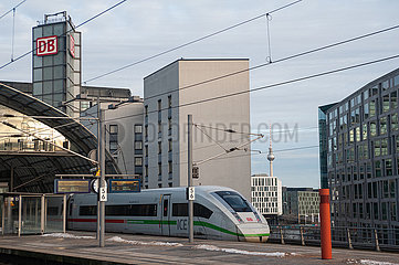 Berlin  Deutschland  Intercity-Express-Zug der ICE 4 Baureihe am Berliner Hauptbahnhof