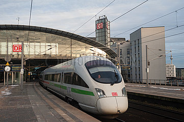 Berlin  Deutschland  Intercity-Express-Zug der ICE-T Baureihe am Berliner Hauptbahnhof